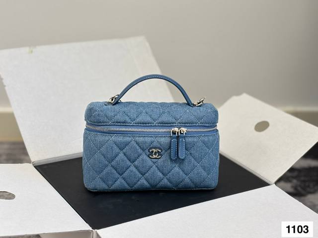 配飞机盒折叠盒子 香奈儿Chanel 化妆包. 质感很高级 容量超级大也很耐用日常出街背 它回头率百分百 就是这种随性慵懒 尺寸 19 12