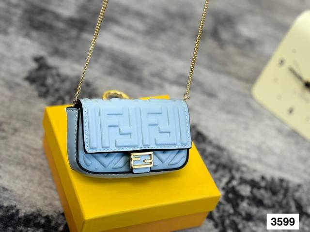 fendi Nano法棍 可可爱爱 fendi 粉色全皮Nano法棍链条包 尺寸11*7 凹造型百搭 附件尘袋