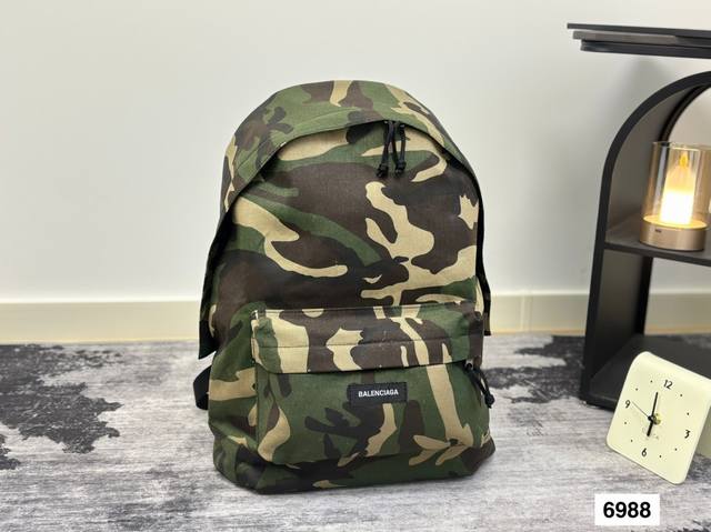 size 44*32Cm 巴黎世家 双肩包火出圈 新宠双肩包 太好拿了低调有品味 超温柔的颜色包身 牛仔非常抗造哦