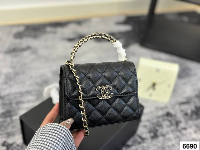 配盒 size 15*12Cm 小香家 23Kelly手机包 这个包型就是一整个爱住 小Kelly 香奶奶 精致可爱 可以放手机 可以手拎可以斜挎 还是鱼子酱牛