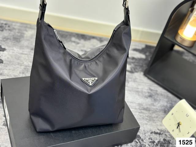 prada 的经典尼龙布托特包 中古普拉Dtote 非常实用的Tote包 这个包简直万能 Ins上对这个款几乎都是好评的 Tote最重要的就是大小 大小合适 款