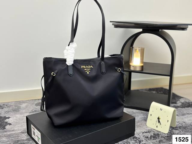 prada尼龙购物袋 轻便耐用容量大 这个是经典款 通勤放的下电脑 也适合短途旅行 自重非常轻 尺寸34 28Cm