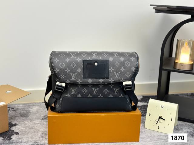 男包里的断货王 Lvvoyager邮差包 可谓颜值容 量兼备 作为邮差包的经典 可谓颜值容量兼备 全黑色老花 低调又好搭 不仅很耐造 还超级能装 潮男型男的出街