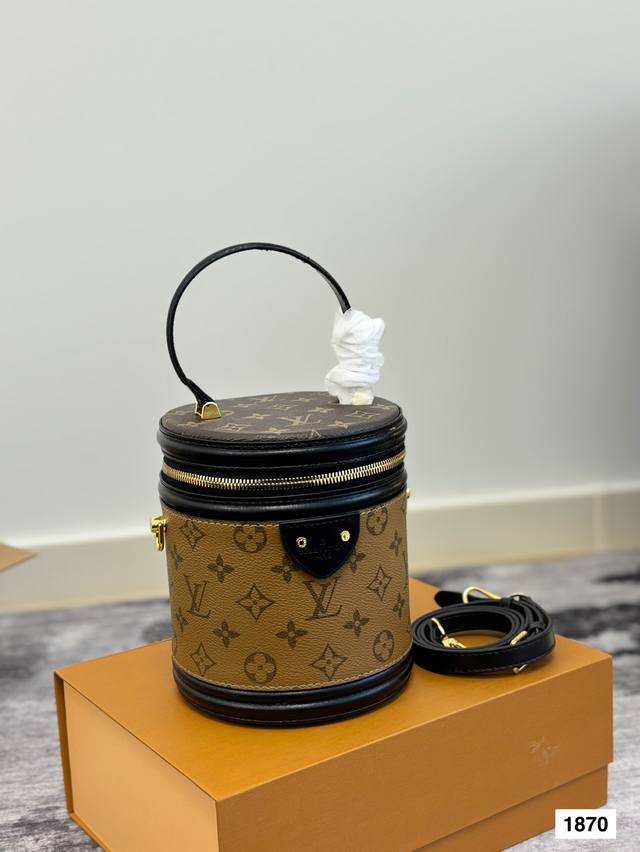 lv Canne 发家致富第一-步 入个Lv发财桶使用率100%的这款Lv圆桶 容量真的巨巨巨大++ 手机 粉饼 卡包都塞得下 怪不得总有人说它是 饭桶 品 包