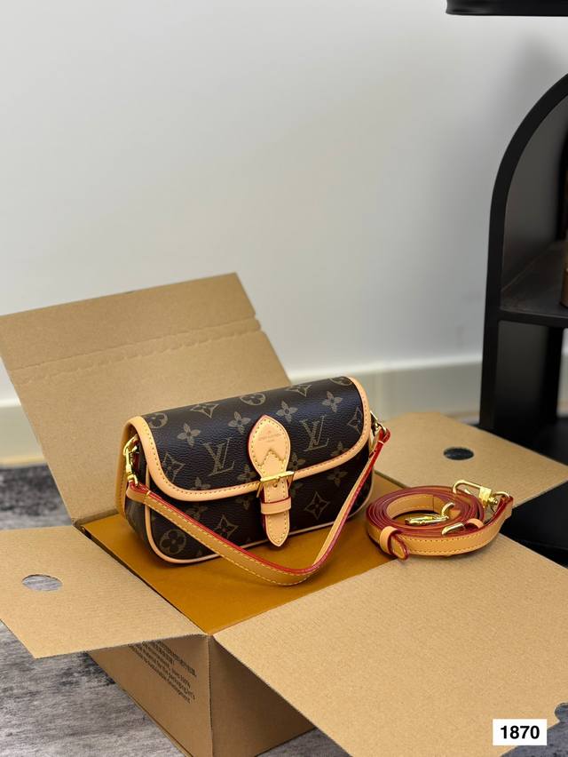 lv Nano Diane牛皮腋下法棍包 全钢五金全套礼盒包装 尺寸 18 12Cm