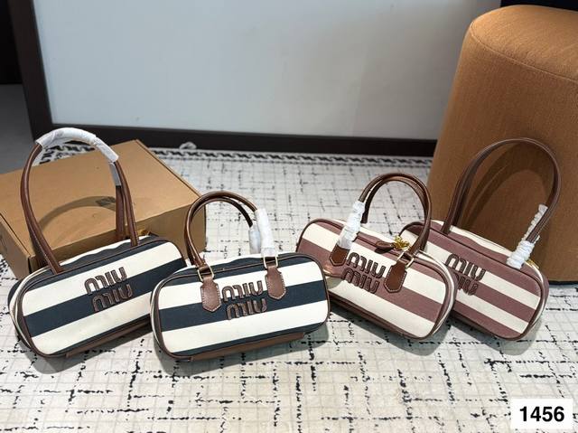 缪缪Miumiu 保龄球 限定款Hobo也太好看了 质感很高级 容量超级大也很耐用 日常出街背它回头率百分百 尺寸 28 13