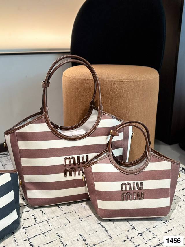 大号 小号 缪缪Miumiu 托特包 限定款Hobo也太好看了 质感很高级 容量超级大也很耐用 日常出街背它回头率百分百 尺寸 大号36 26 小号24 17