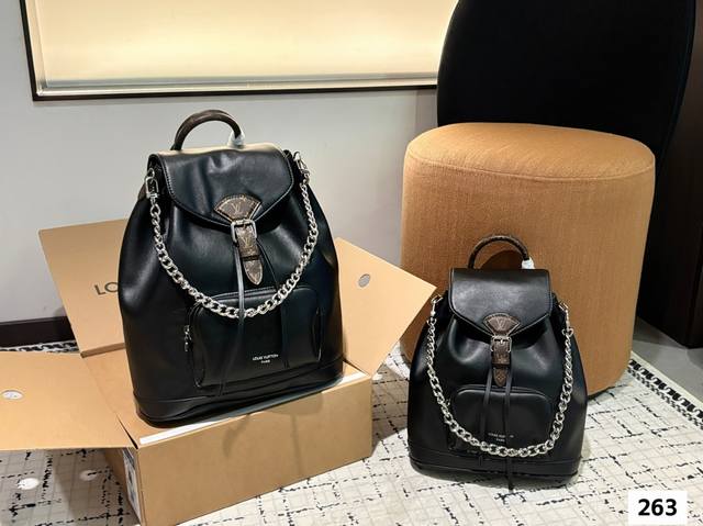 新款老花 双肩包 推出 Montsouris Bb 双肩包 以经典 Monogram 帆布 和小牛皮塑造摩登袖珍构型 其搭扣和皮革抽绳源自 1994 年问世的原