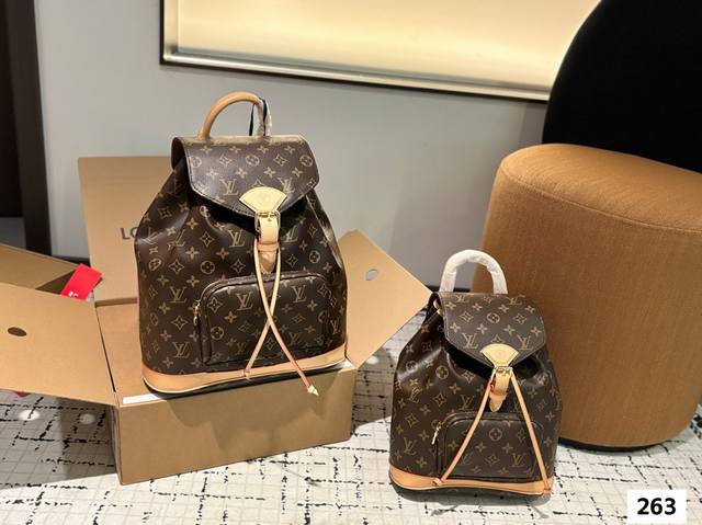 新款老花 双肩包 推出 Montsouris Bb 双肩包 以经典 Monogram 帆布 和小牛皮塑造摩登袖珍构型 其搭扣和皮革抽绳源自 1994 年问世的原