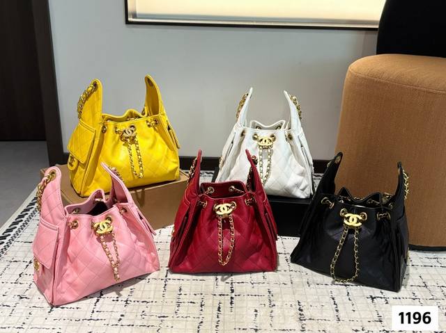 配折叠礼盒 尺寸 小号26*20 香奈儿Chanel 嬉皮腋下包托特包这款觉得手拎就很好看 配休闲装很酷啊 实物很漂亮 质感超级棒