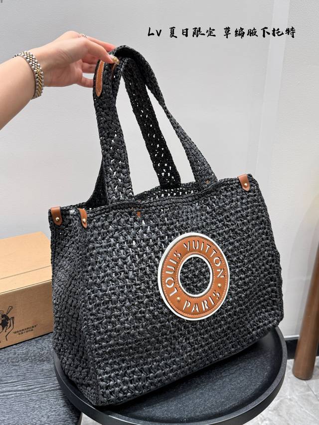 飞机盒 lv 绝美手提编织草编包 是背Lv阳光草编包的夏天啦 马上夏至了 来推荐这只草编包 编织和皮革 清爽也文艺 让你也可甜可美 设计也非常实用 容量也大 同