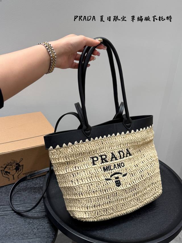 带盒子 prada普拉达绝美腋下编织草编包 是背prada阳光草编包的夏天啦 马上夏至了 来推荐这只prada阳光草编包 编织和皮革 清爽也文艺 让你也可甜可美