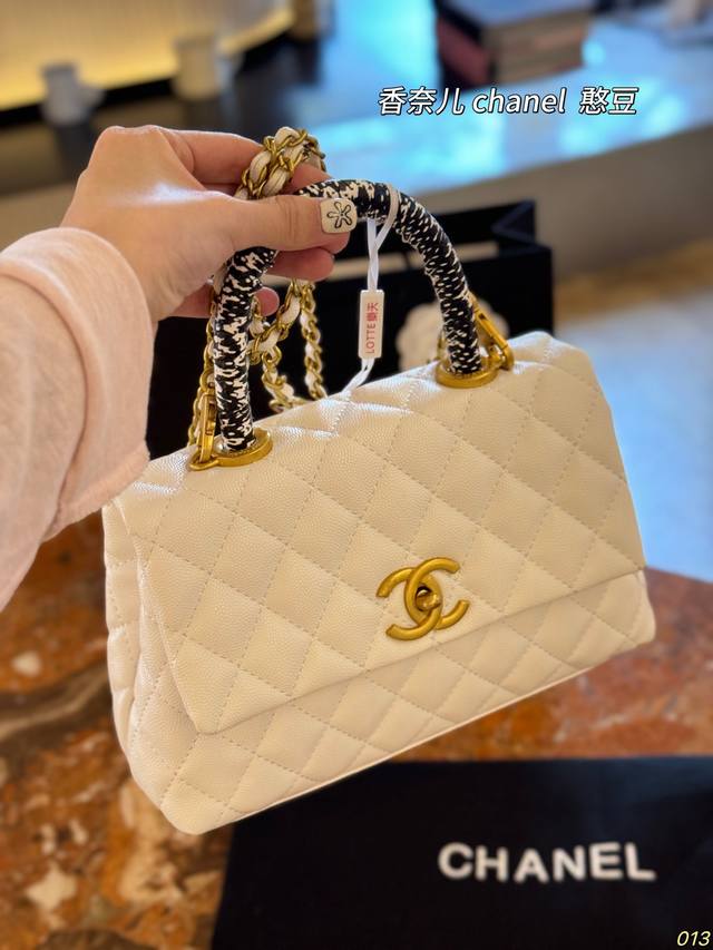 chanel Coco Handle小香女士手提口盖包 香奈儿 Hass 御用原版牛皮鱼子酱材质 原装五金扣 时尚百搭超级好看 美美哒 尺寸 23*14 chanel Coco Handle小香女士手提口盖包 香奈儿 Hass 御用原版牛皮鱼子酱材质 原装五金扣 时尚百搭超级好看 美美哒 尺寸 23*14