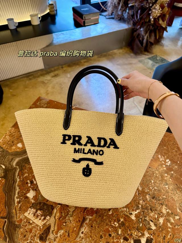 配折叠盒尺寸30*26*50 普拉达prada拉菲草草编包 它的编织小众设计 让我在人群中独树一帜 仿佛置身于法国的街头 充满了浪漫的气息 在海边度假 这款草编