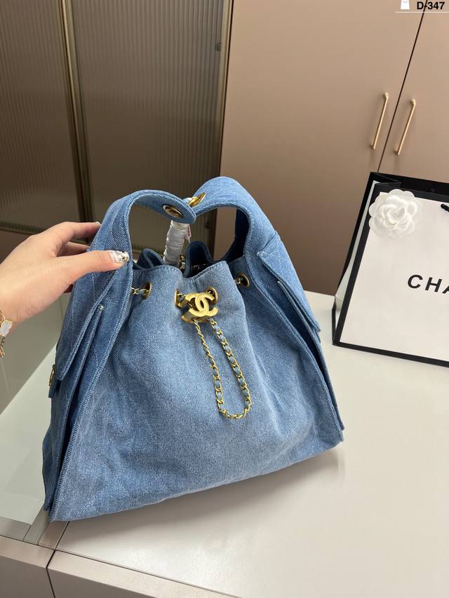 香奈儿Chanel 嬉皮腋下包托特包这款觉得手拎就很好看 配休闲装很酷啊 实物很漂亮 质感超级棒D-347尺寸34 26