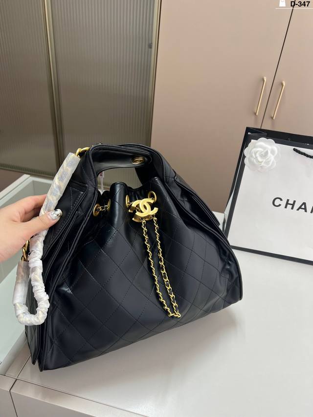 香奈儿Chanel 嬉皮腋下包托特包这款觉得手拎就很好看 配休闲装很酷啊 实物很漂亮 质感超级棒D-347尺寸34 26