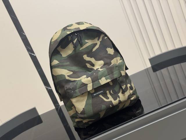 size 34.44Cm 巴黎世家新款双肩包 柔软的大廓形包包 上身慵懒感立刻Get 真的很喜欢又方便又酷的超实用大包