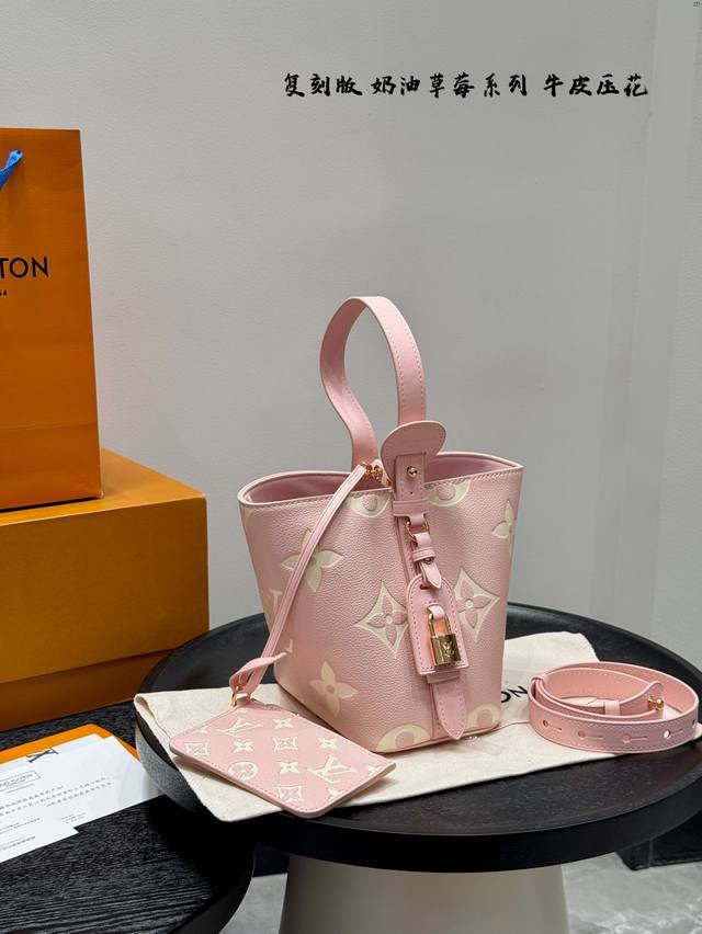 全套礼盒 复刻版 牛皮压花 钢五金 size 17*18Cm lv 村上隆联名款奶油草莓系列 25最值得入的压花Allinbb 水桶包 一包多背而且风格也很不一