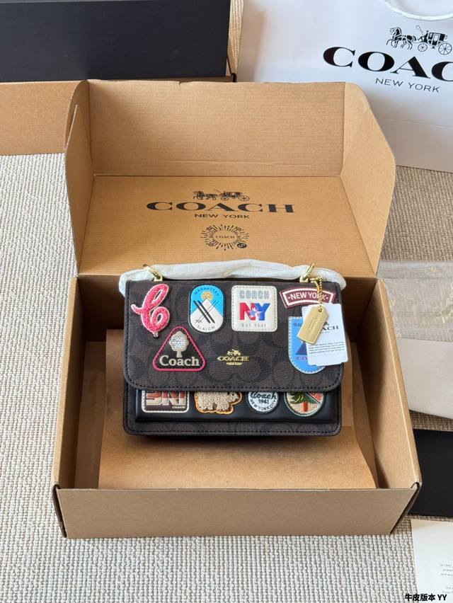 牛皮版本 c家新款Klare翻盖徽章小方包 这款包包看起来 可以说是非常的精致优雅 经典的同时又不失设计感 侧面采用了蛇纹包边,个性又有气质,金属五金链条,但是