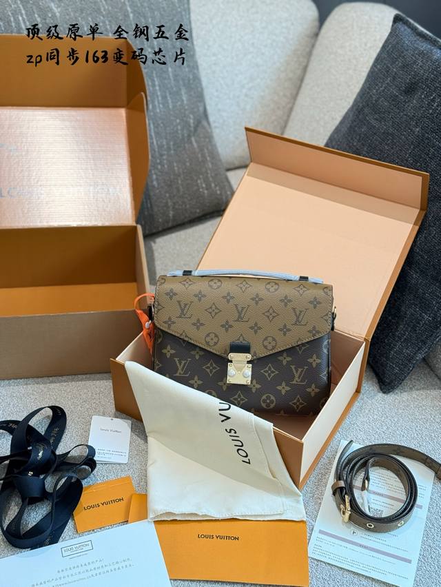 lv推出邮差包至今 Io火爆程度被称为常年断货王特别是老花和拼色两款让选择困难症无从下手 今天小凯蒂来测评这两款邮差包 到底如何选老花款4 最火的邮差包当属于2