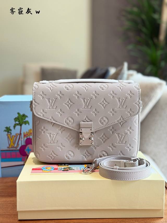 邮差包压花Logo雾霾灰色24Cm双盒包装