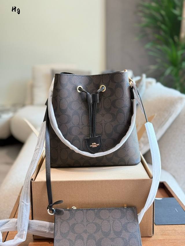 蔻驰6月新品水桶包 蔻驰6月新款水桶包Rowan Bucket真的高级又实用内里还配有一个随手小包可以放零钱卡包之类的可以取下来斜挎和腋下都很好看大小适中不挑身