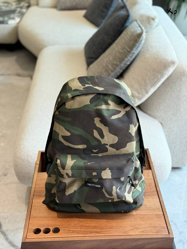 迷彩双肩包 设计简约包身轻便日常造不心疼帆布双肩包 材质耐造耐磨 设计简约包身轻便日常造不心疼万年长青款上身酷 尺寸: 34*15*43Cm .