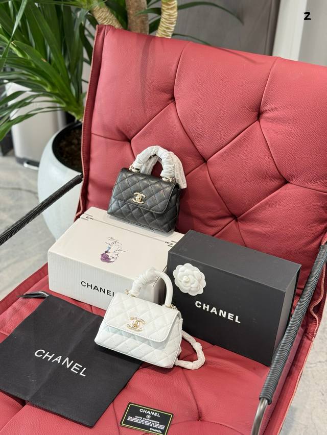 chanel 24K Coco Handle宝子们 今天来给大家分享-款香奈儿的超级小可爱 -24K 超迷你Nano Coco Handle 它的造型真的是绝绝