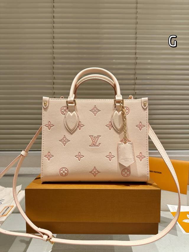 牛皮版本 lv 新款淡奶草莓Onthego托特包经典包型新配色 托特包真的好好看~ 自带挂件超适合小甜妹 手拎单肩斜挎都可以~25Cm配盒子