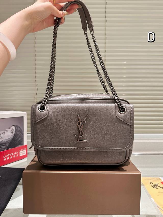 配飞机盒折叠盒子 Ysl圣罗兰邮差包 非常特别 低调的有些酷 背起来特别的能体现时髦 个性 帅气女人的魅力 它就是Ysl目前人气最高的Niki邮差包 背这款包的