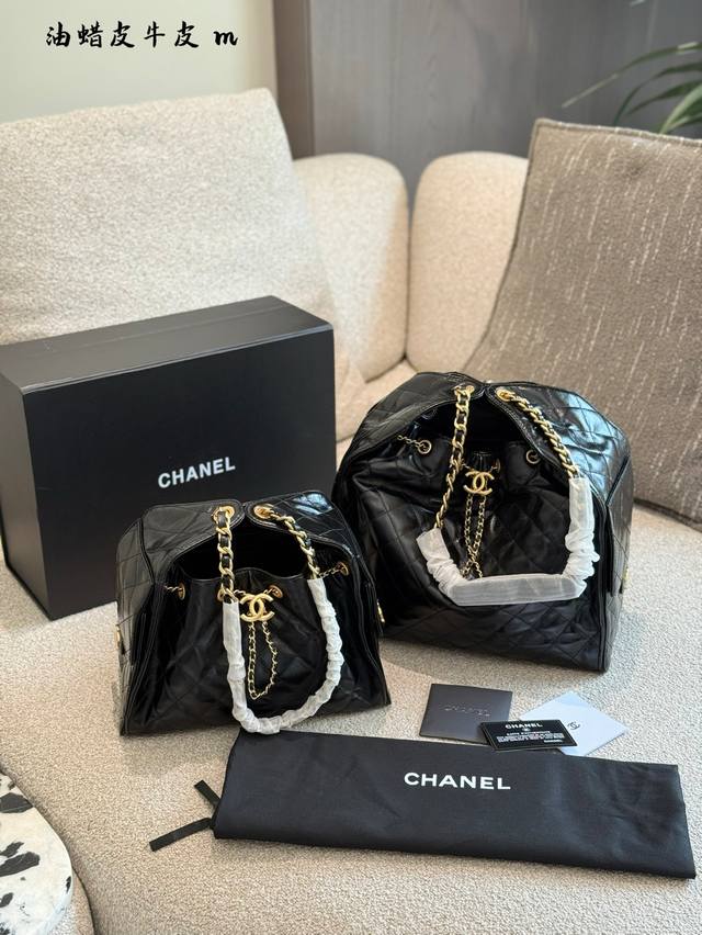 黑色奶香浓郁的抽绳包~~ 25C春夏新款大号嬉皮Hobo亮面黑金随性慵懒的包型当之无愧的春夏度假王者了知性优雅大女主典范不仅仅是美观更是实用主义T+R完全契合当