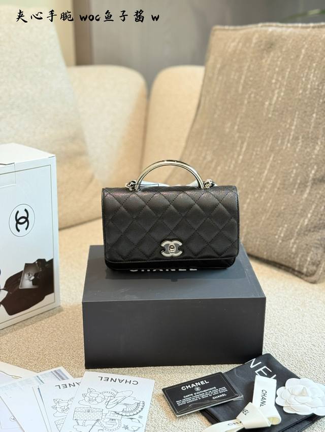 香奈儿25p黑银手柄Woc复古华丽绝绝绝美 #通勤包香奈儿空姐包珐琅黑银25p黑银手柄Woc时尚手柄真的绝绝绝美双C扣的设计也很特别 有种Blingbling的 香奈儿25p黑银手柄Woc复古华丽绝绝绝美 #通勤包香奈儿空姐包珐琅黑银25p黑银手柄Woc时尚手柄真的绝绝绝美双C扣的设计也很特别 有种Blingbling的