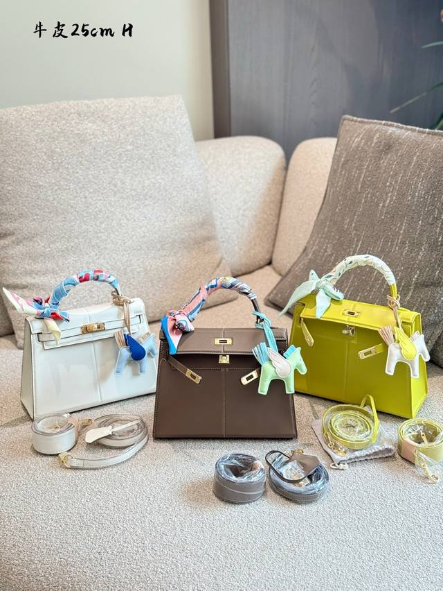 hermes爱马仕 padde d我来自Hermes大家族.我的名字叫padded.大家都爱叫我屁股包哈哈哈.我身材是25尺寸的小宝贝哦我出生于B年.皮肤是Sw