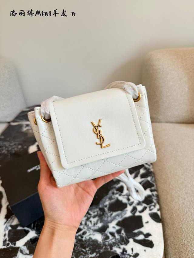 顶级小羊皮 一发售就火爆全网的Ysl洛丽塔 ysl Nolita 黑金 专柜价: 10900尺寸: 18X13X6 1外观: 翻盖信封样式 开合处连接古铜金色Y