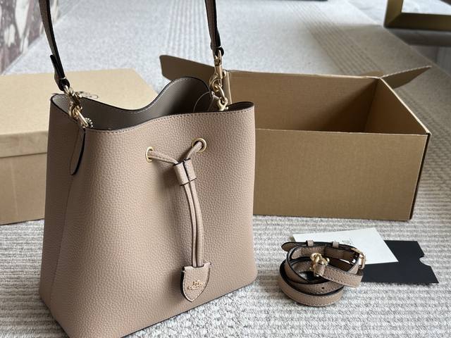 coach新品水桶是不是很戳心巴推荐理由444 v两条肩带手提 腋下 斜挎任意切换 v尺寸25 23Cm高轻便又很实用 v浅奶茶新色秋日第一抹温柔 飞机盒包装