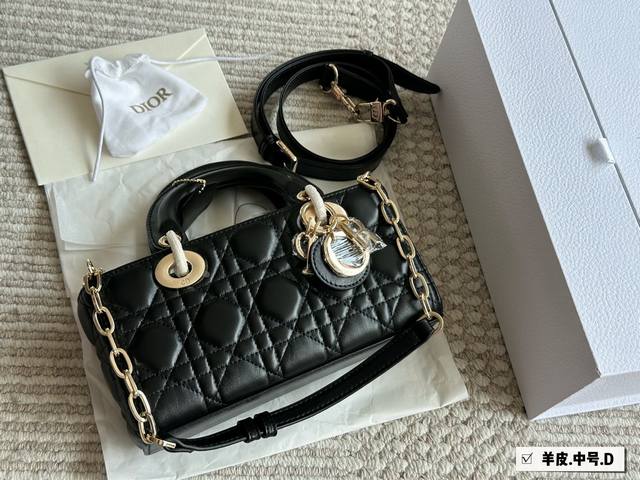 羊皮 配盒 dior Lady新品长款 羊皮 全套包装 迪奥全新D-Joy强势回归 大爆款的节奏心 包包自带两条肩带 多种背法 上身又美又飒 经典的菱格设计 搭