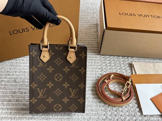 钢五金 配盒 size 14 17 5Cm l家 迷你购物袋 lv 琴谱包出货 高订黄皮 升级版 配长肩带斜挎可以手提 一上身就秒爱上它 搜索Lv 琴谱