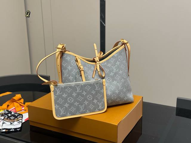 配折叠盒飞机盒 size 29*25Cm 中 lv 最强者Carryall 可爱休闲都Ok哈 carryall是真的强 内附一只收纳零钱包 性价比无比在线了 搜