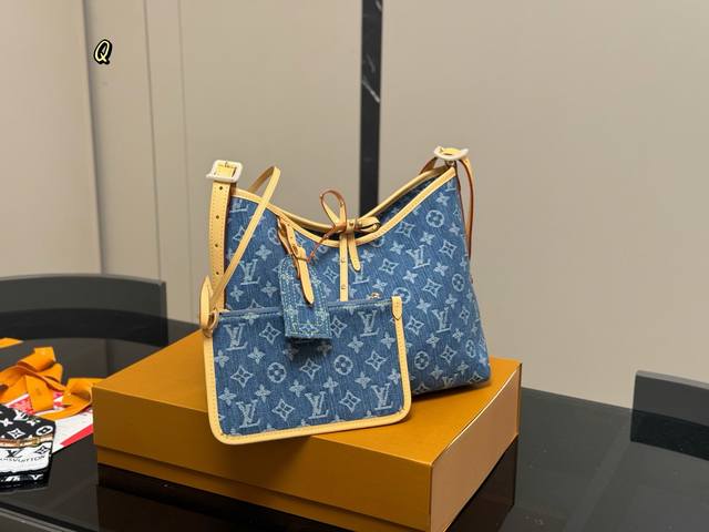 配折叠盒飞机盒 size 29*25Cm 中 lv 最强者Carryall 可爱休闲都Ok哈 carryall是真的强 内附一只收纳零钱包 性价比无比在线了 搜
