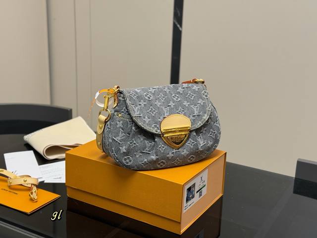 配折叠盒 lv 丹宁系列元宝包 相当小巧所以搭配中尽品时尚靓丽迷人气质 小身材的迷你包就是这么任性 尺寸:23.17Cm