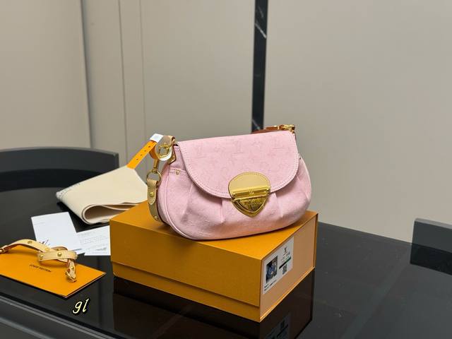 配折叠盒 lv 丹宁系列元宝包 相当小巧所以搭配中尽品时尚靓丽迷人气质 小身材的迷你包就是这么任性 尺寸:23.17Cm