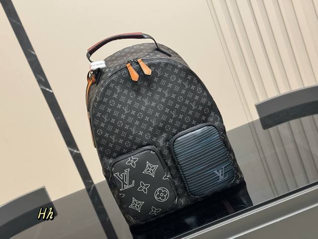 最新款Lv 双肩包 超高清五金Logo标志 专用里内里 超顺滑拉链 做工精致每个细节到位 男人必备款 尺寸 32*38Cm 最新款Lv 双肩包 超高清五金Logo标志 专用里内里 超顺滑拉链 做工精致每个细节到位 男人必备款 尺寸 32*38Cm