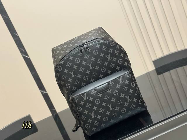 lv Apollo双肩包 台湾进口pvc 超高清五金Logo标志 专用里内里 直男必备款 lv最好看的黑色老花双肩包 大小也刚刚好哦 尺寸:30.40Cm