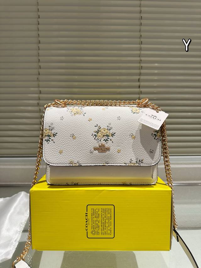 牛皮版本 coach蔻驰新款风琴包 c家新款Klare翻盖小方包 这款包包看起来 可以说是非常的精致优雅 经典的同时又不失设计感 侧面采用了蛇纹包边,个性又有气