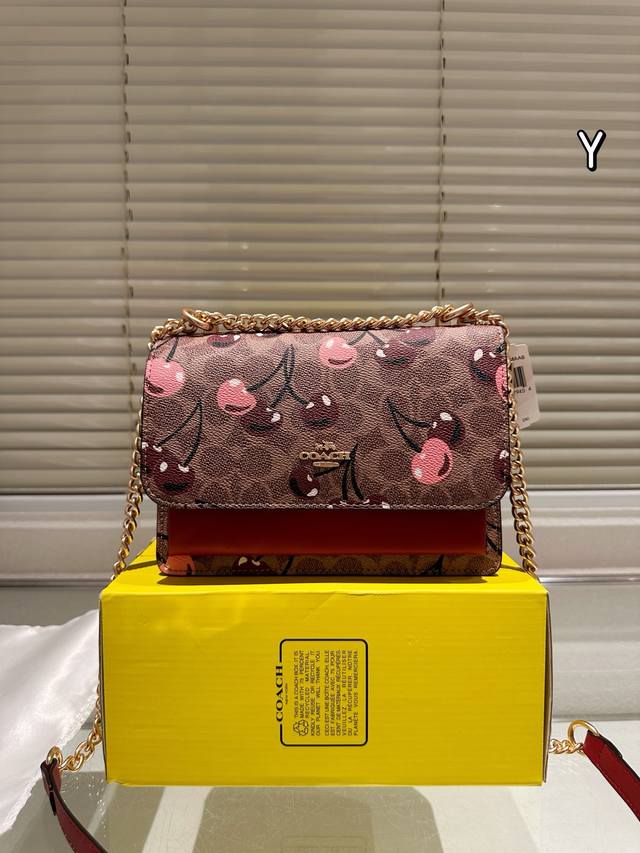 牛皮版本 coach蔻驰新款风琴包 c家新款Klare翻盖小方包 这款包包看起来 可以说是非常的精致优雅 经典的同时又不失设计感 侧面采用了蛇纹包边,个性又有气