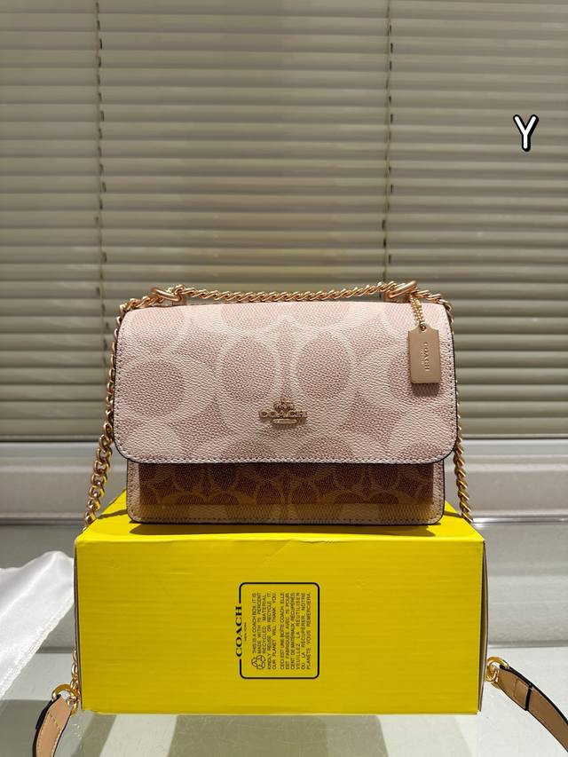 牛皮版本 coach蔻驰新款风琴包 c家新款Klare翻盖小方包 这款包包看起来 可以说是非常的精致优雅 经典的同时又不失设计感 侧面采用了蛇纹包边,个性又有气