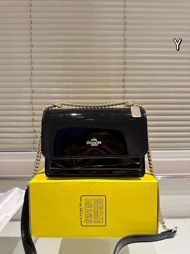 牛皮版本 coach蔻驰新款风琴包 c家新款Klare翻盖小方包 这款包包看起来 可以说是非常的精致优雅 经典的同时又不失设计感 侧面采用了蛇纹包边,个性又有气