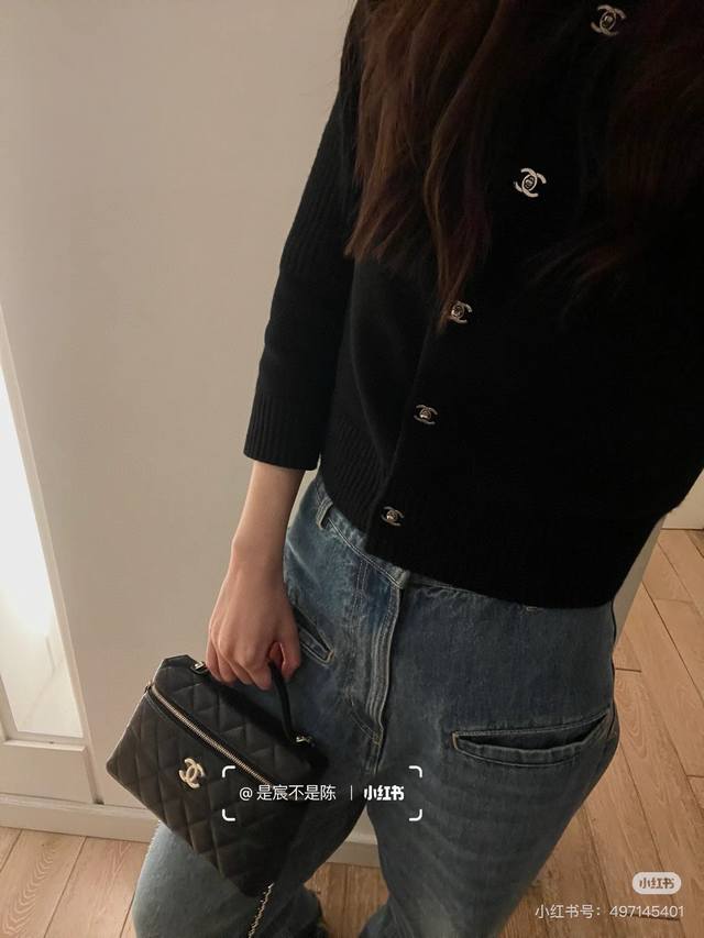 牛皮版本 香奈儿25C手提长盒子化妆包 chanel 25C小球手提长盒子 新元素设计的一款长盒子化妆包 腰身线条感犹如艺术品 让人一见倾心 独特时尚韵味 简直 牛皮版本 香奈儿25C手提长盒子化妆包 chanel 25C小球手提长盒子 新元素设计的一款长盒子化妆包 腰身线条感犹如艺术品 让人一见倾心 独特时尚韵味 简直