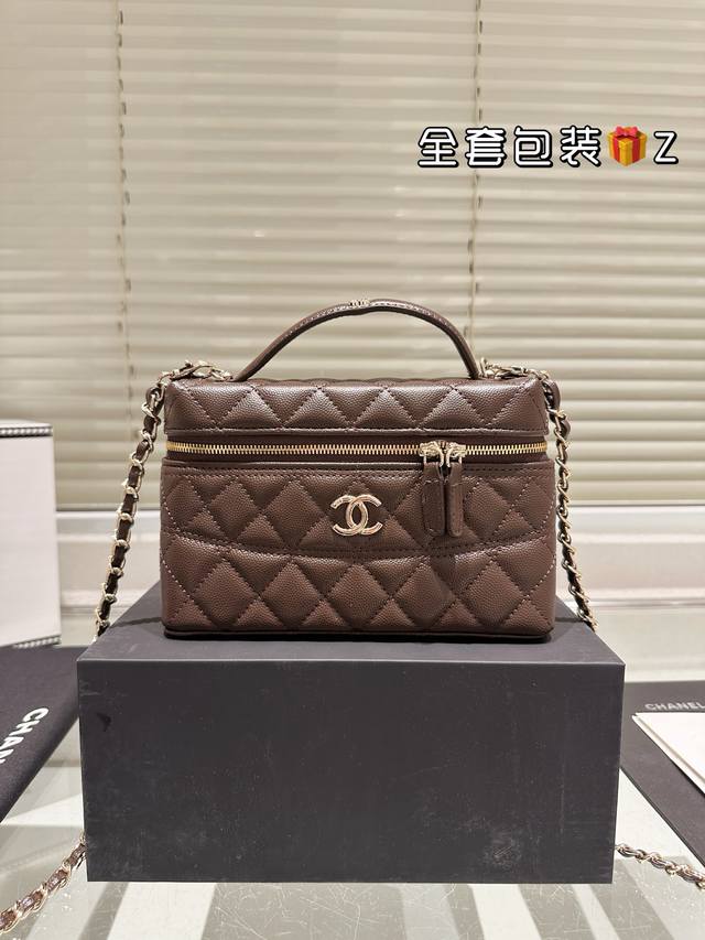 牛皮版本 香奈儿25C手提长盒子化妆包 chanel 25C小球手提长盒子 新元素设计的一款长盒子化妆包 腰身线条感犹如艺术品 让人一见倾心 独特时尚韵味 简直