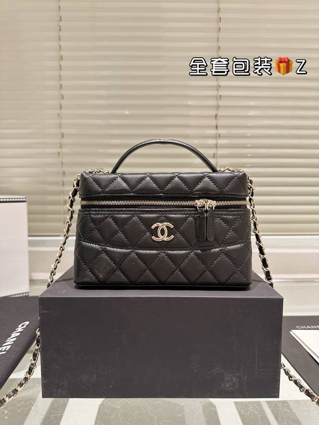 牛皮版本 香奈儿25C手提长盒子化妆包 chanel 25C小球手提长盒子 新元素设计的一款长盒子化妆包 腰身线条感犹如艺术品 让人一见倾心 独特时尚韵味 简直